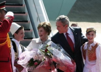 ​16 vjet nga vizita e presidentit Bush në Shqipëri