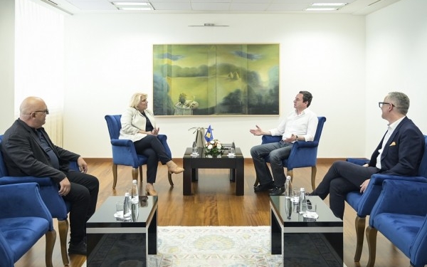 Kurti: Mjekët dhe punëtorët shëndetësorë kanë paga më të dinjitetshme