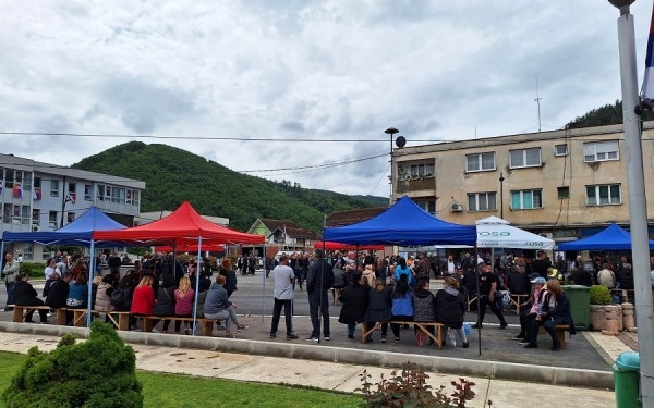 ​Protestuesit tentojnë të hyjnë me dhunë në komunë