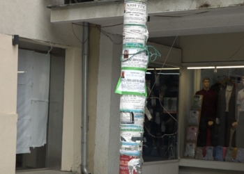 Paralajmërohen gjoba për ata që vendosin njoftime në hapësirat publike