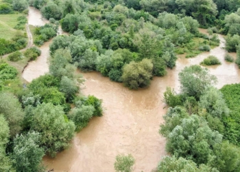 Një veturë është përmbysur në Lepenc, dyshohet se ishte me tabela të Kosovës