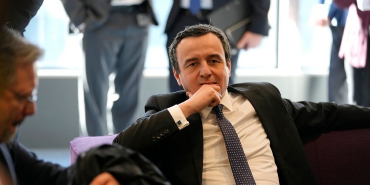 Mocion mosbesimi ndaj Qeverisë për të shmangur pasojat nga Perëndimi?