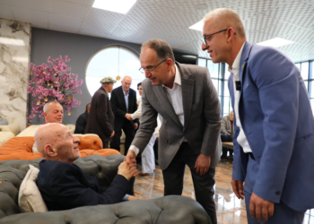 Begaj vizitë në shtëpinë e të moshuarve në Suharekë