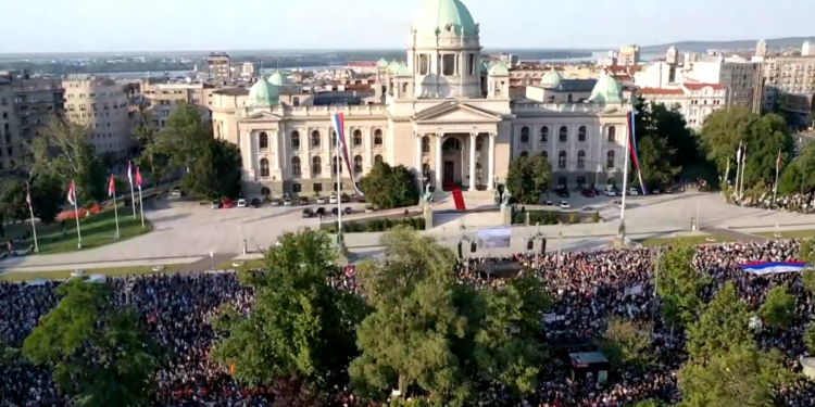 Vela komenton protestën e qetë në Beograd: Kështu duken kur s’i organizon Vuçiqi