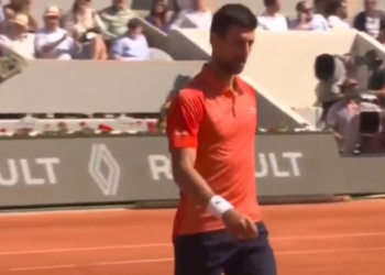 Gjokoviqi vazhdon me skandale, shan tifozët