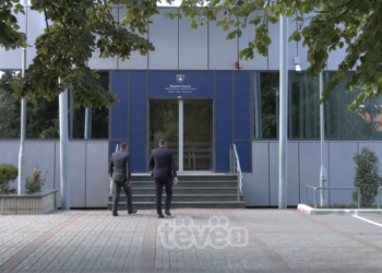 Vera “hallakatë” zyrën e Kurtit