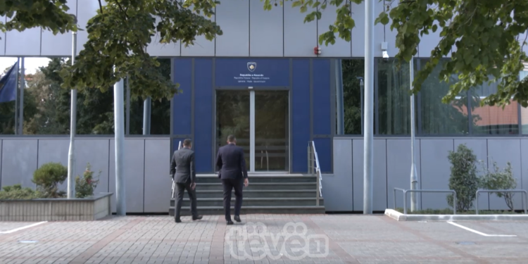 Vera “hallakatë” zyrën e Kurtit