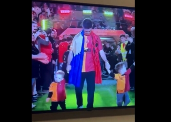 Rashica “ndez” Stambollin me këngën: “Oj Kosovë, oj nana ime”