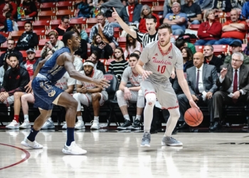 Kampionët bëjnë “goditjen” e parë