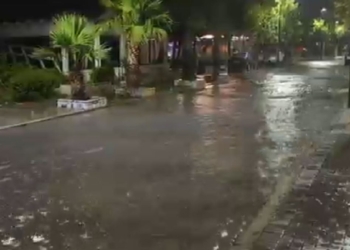 Pas reshjeve të shiut, vërshohen rrugët e Durrësit