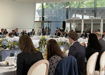 Osmani ulet mes Macronit e Scholzit në samitin e Kishinaut