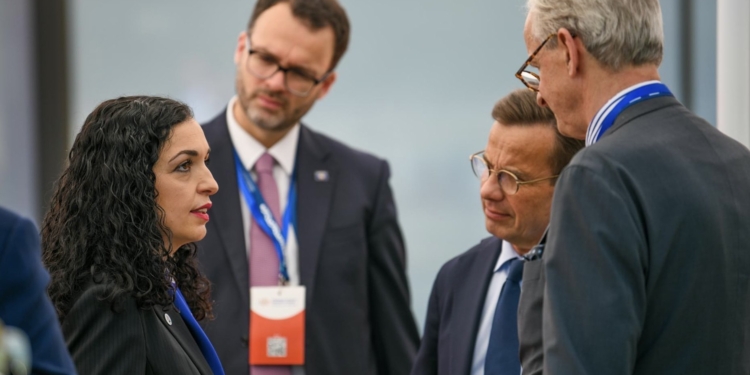 Osmani takohet me kryeministrin suedez, zhvillimet e fundit temë diskutimi