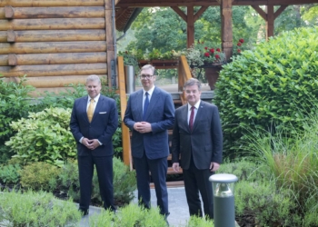 Lajçak thotë se Vuçiqi tregoi gatishmëri për të kontribuuar për një zgjidhje politike për veriun