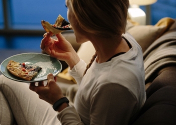 Tri gjëra që s’duhet t’i bëni pas orës 21:00