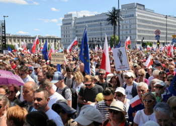 Dhjetëra mijëra persona protestojnë kundër Qeverisë polake
