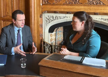 Kurti bisedon për zhvillimet në veri me deputeten Kearns