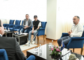 Kurti takon disa nga gazetarët që u sulmuan në veri nga grupet serbe