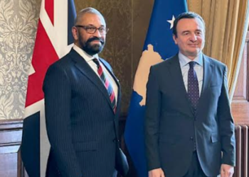 Kurti flet me sekretarin britanik për shtensionimin e situatës në veri
