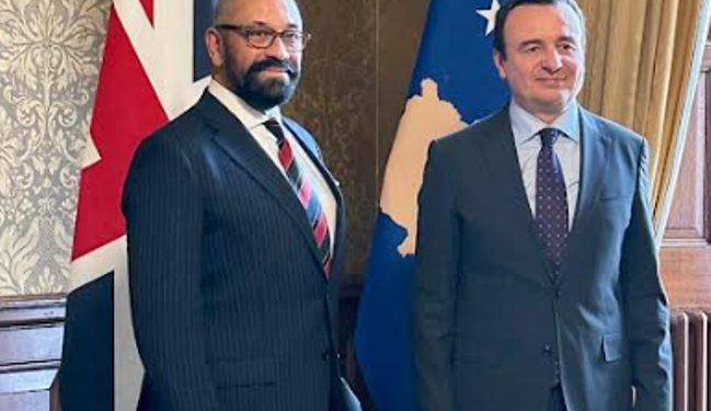 Kurti flet me sekretarin britanik për shtensionimin e situatës në veri
