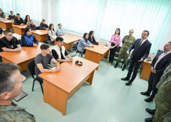 Kurti takoi dhe vizitoi nxënësit, pjesë të programit “Edukimi për Siguri” në kazermën e FSK-së në Ferizaj