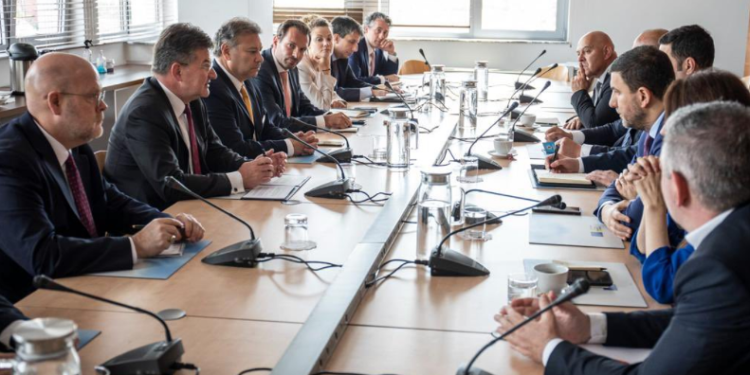 Lajçak: Kërkuam nga opozita të mbështesin një zgjidhje politike për qetësim të situatës