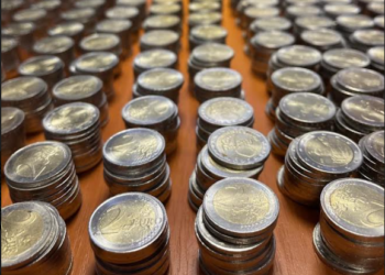 Arrestohen tre të dyshuar për falsifikim parash, sekuestrohen 4. 296 monedha metalike nga 2 € 