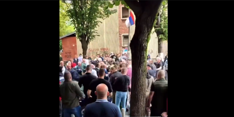 Serbët në veri tentojnë ta sulmojnë Rakiqin, mesazhe edhe kundër Vuçiqit