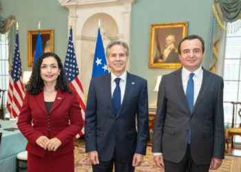 “FoxNews”: Aleati i SHBA-së e quan “naive” politikën e jashtme të Bidenit ndaj Kosovës