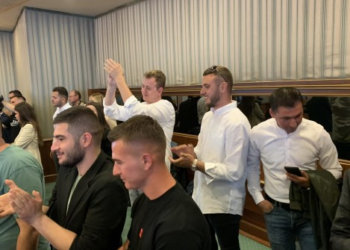 Disa studentë nga Zvicra në seancën e Kuvendit për veriun