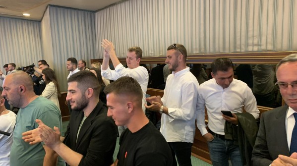 Disa studentë nga Zvicra në seancën e Kuvendit për veriun