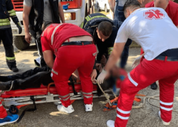 Zjarrfikësit e shpëtojnë personin që ra në bunar