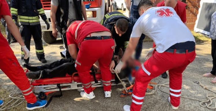 Zjarrfikësit e shpëtojnë personin që ra në bunar