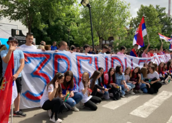 Edhe nxënësit e shkollave fillore shihen në protestat në Zveçan