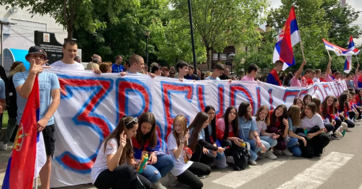 Edhe nxënësit e shkollave fillore shihen në protestat në Zveçan