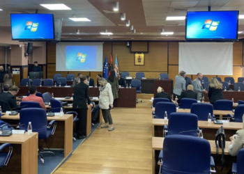 Opozita në Prishtinë thërret seancë të jashtëzakonshme për shkarkimin e aksionarëve në ndërmarrjet publike