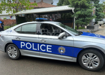 Sulmohet me gurë vetura e Policisë në Zveçan