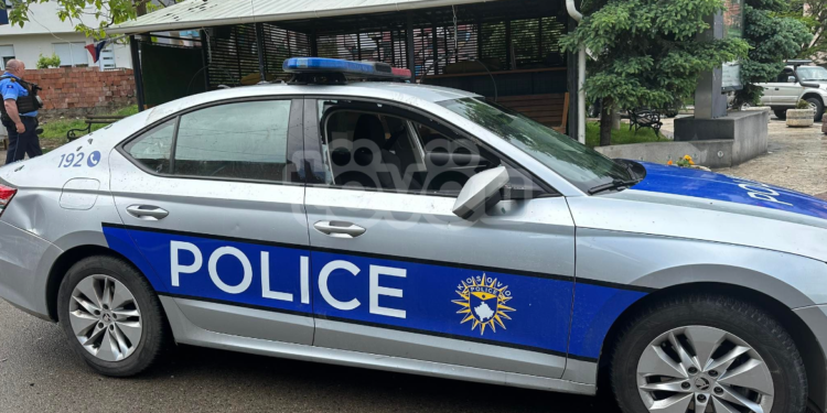 Sulmohet me gurë vetura e Policisë në Zveçan