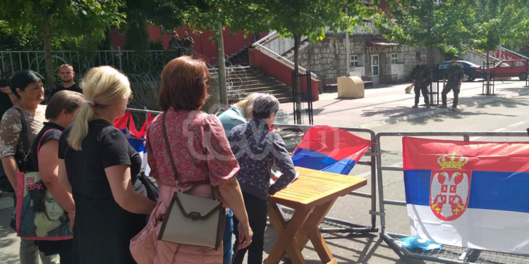 Punëtorët serb të Komunës së Zveçani nënshkruhen në përfundim të orarit të punës