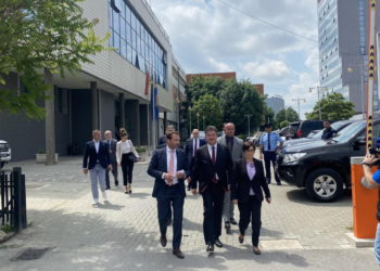 Lajçaku e Escobari përfundojnë takimin me Osmanin, presin opozitën në zyrën e BE-së