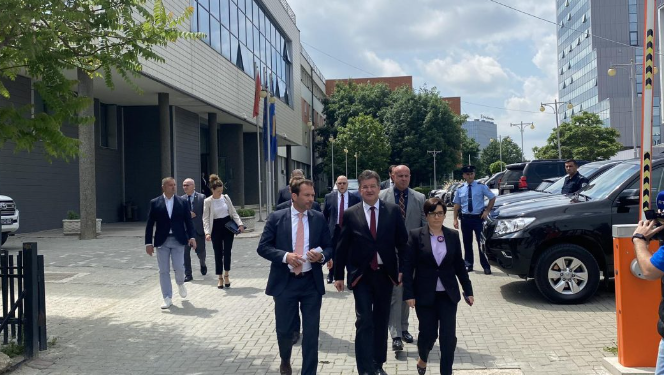 Lajçaku e Escobari përfundojnë takimin me Osmanin, presin opozitën në zyrën e BE-së