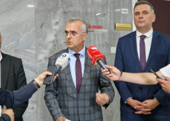 Dugolli: Bekë Berisha ndezi cigare në Komision, më kërcënoi verbalisht: Veç je i sëmurë se ta tregojë vendin