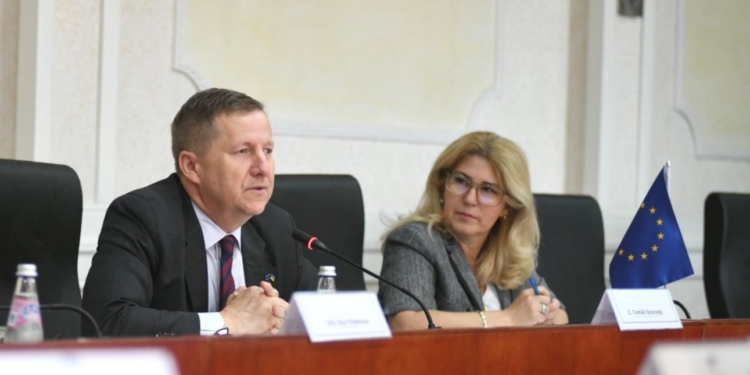 Ambasadori Szunyog kërkon rikthimin e dialogut për situatën në veri