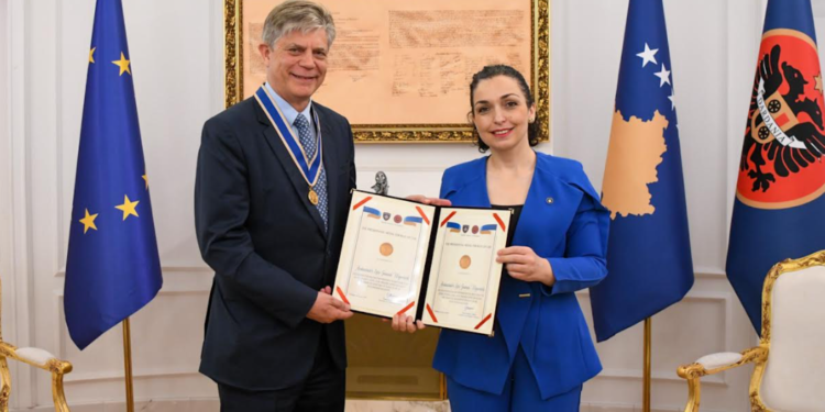 Osmani e dekoron me medalje shefin e EULEX-it