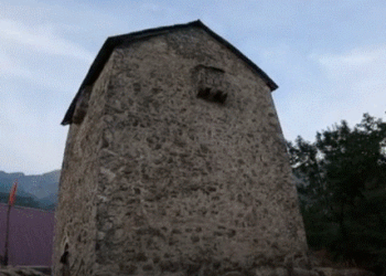 Kulla 400-vjeçare e Ngujimit në Theth tërheq vëmendjen e vizitorëve të huaj