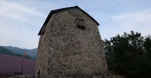 Kulla 400-vjeçare e Ngujimit në Theth tërheq vëmendjen e vizitorëve të huaj