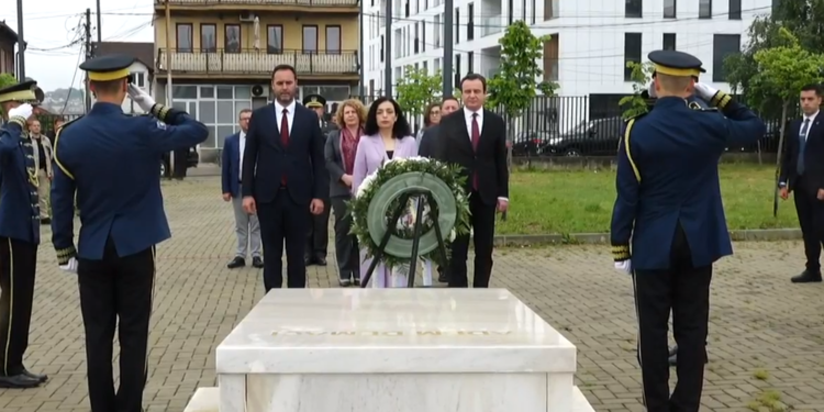 Udhëheqësit shtetëror bëjnë homazhe tek varri i Rugovës e Demaçit