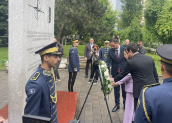 Osmani, Konjufca e Kurti bëjnë nderim te Pllaka Përkujtimore e ushtarëve të NATO-s