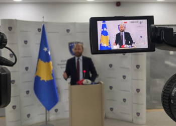 Krasniqi e fton në interpelancë Kurtin, insiston në shkarkimin e ambasadorit Martin Berishaj