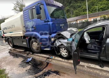 Tre të lënduar nga aksidenti mes kamionit dhe dy veturave