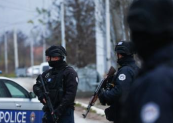 Serbët sulmojnë policët e Kosovës në veri, dyshohet për të paktën një polic të lënduar, thyhen disa vetura